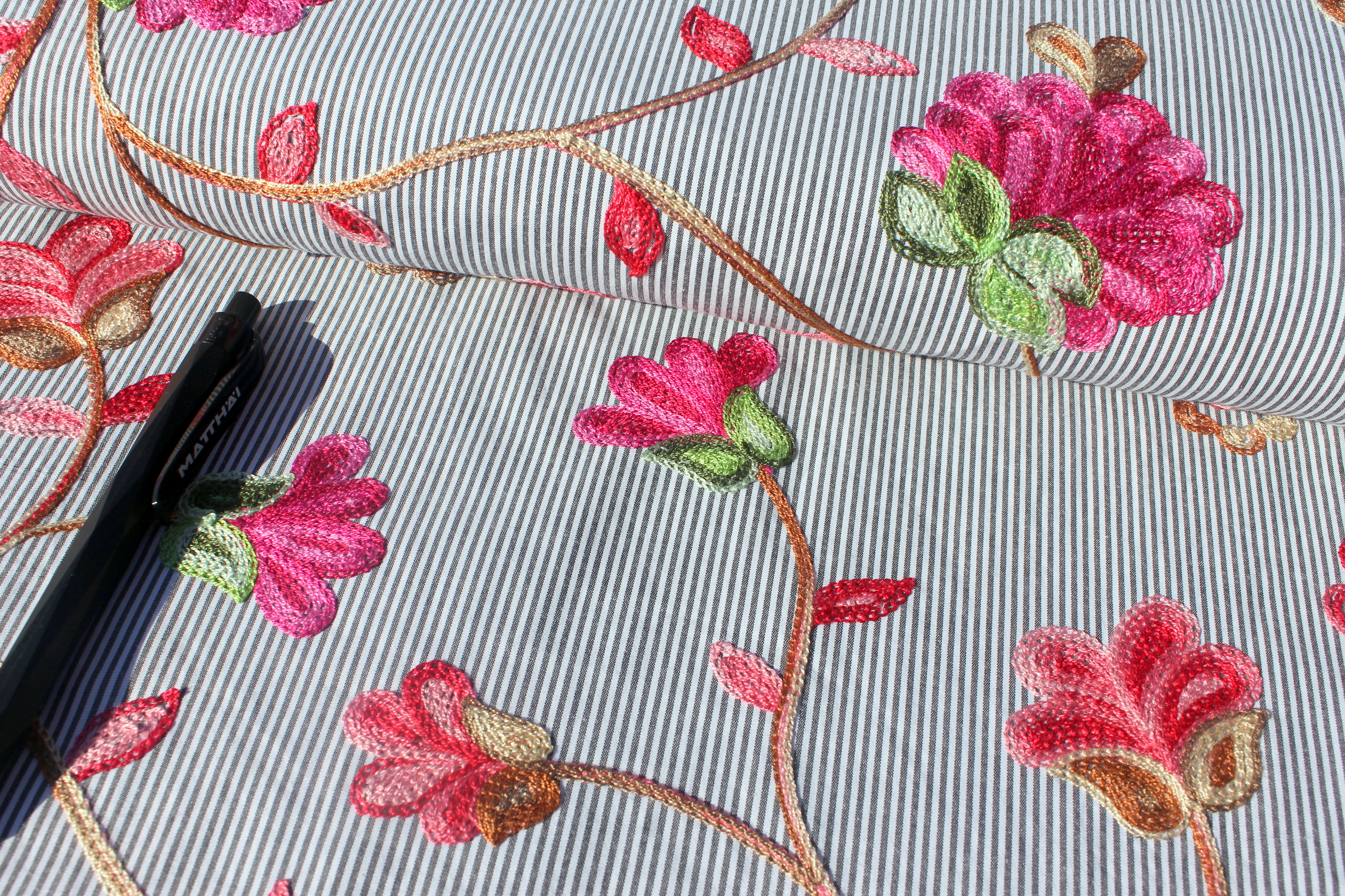 Baumwolle | bestickt | Blumenranke | gestreift | grau/weiß