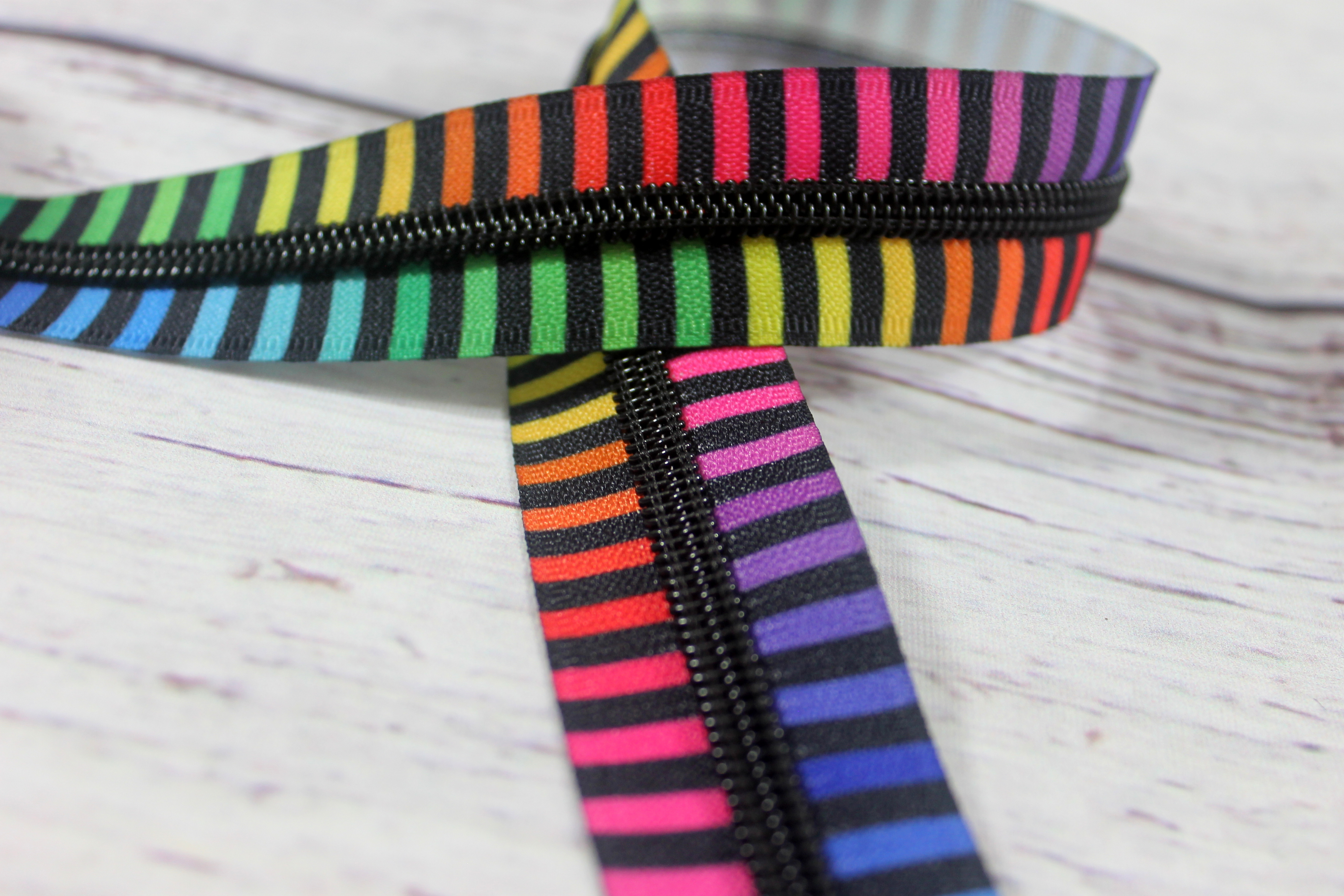 Nylon-Reißverschluss | endlos | Spirale 5mm | rainbow stripes | schwarz