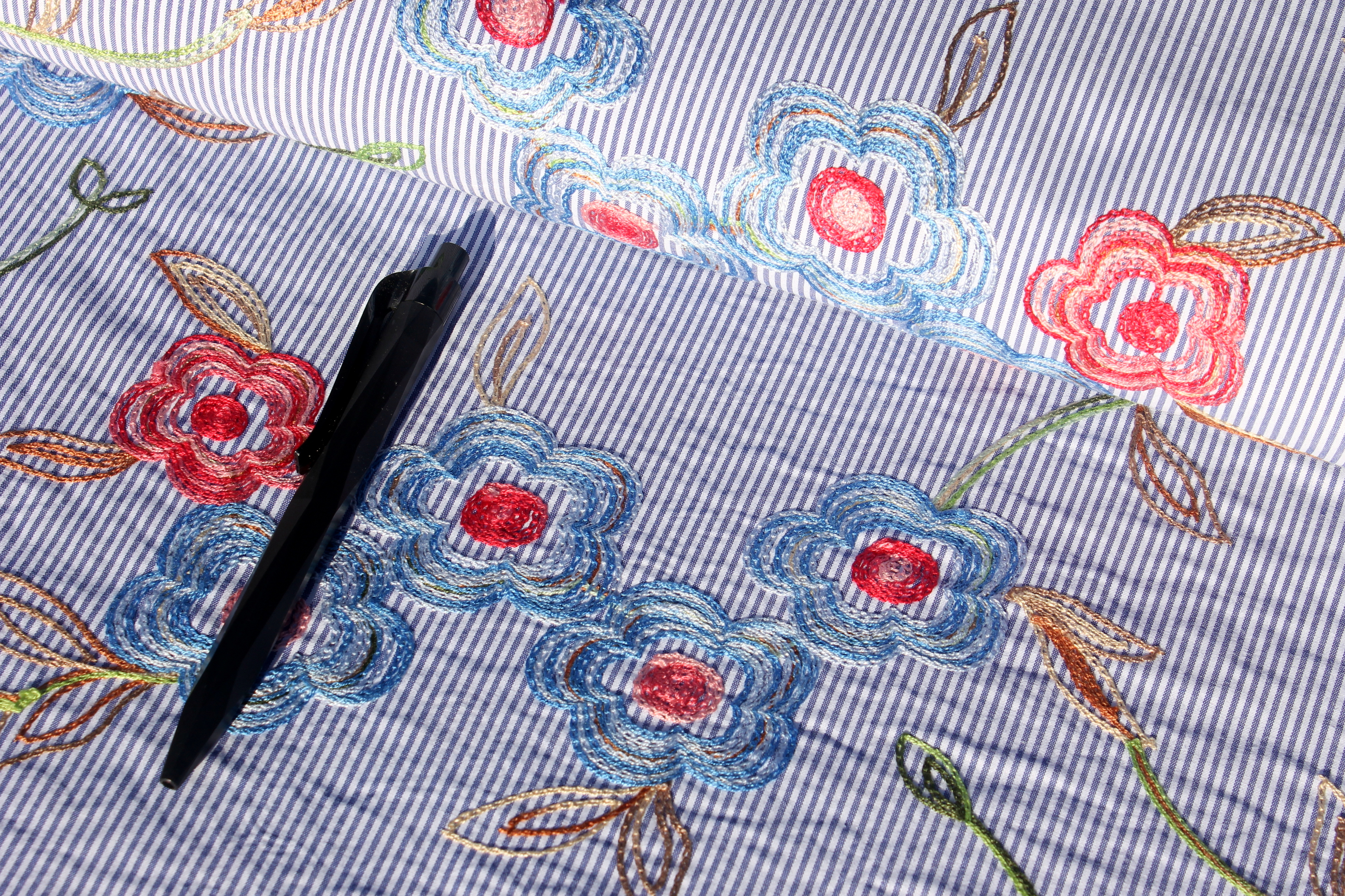 Baumwolle | bestickt | Ringelblumen | gestreift | dunkelblau/weiß