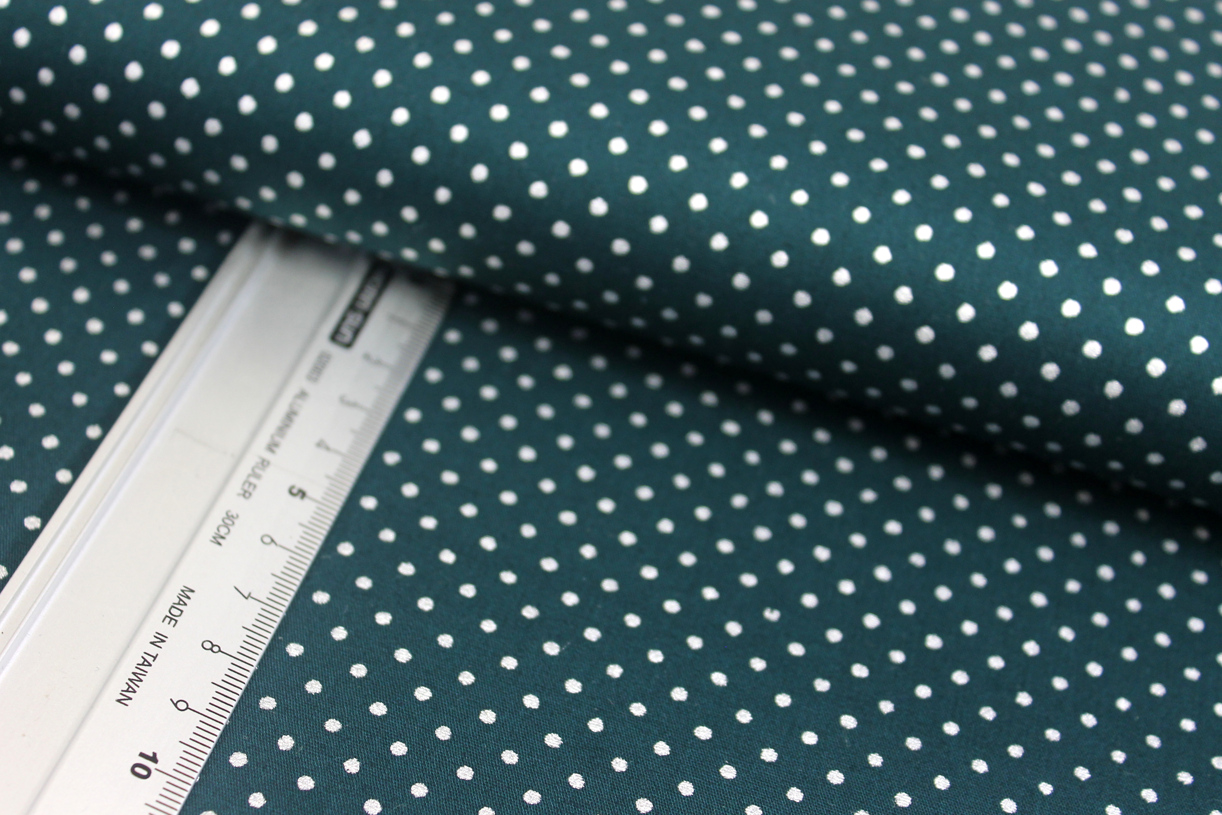 Baumwolle | bedruckt / foliert | silberne Punkte | tannengrün
